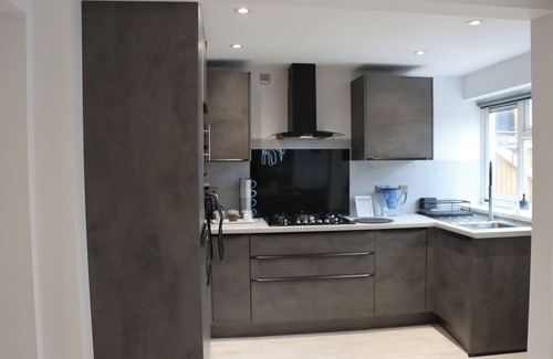 Bilston House | Check This! Premium 5-star Home From Home Retreat