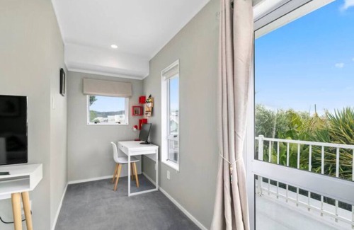 Petone House | Cheer full 2bdm warm home close to the beach