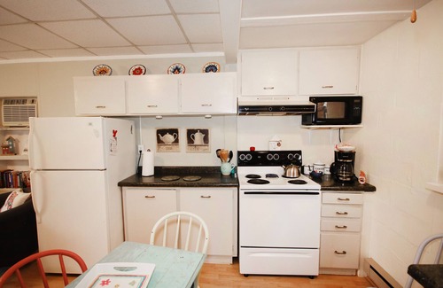 Coloma House | Cheerful 1 bedroom, Close to Beaches, Central Location