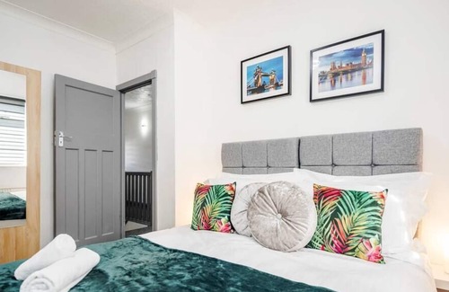 Harlington House | Cheerful 2-bedroom maisonette with free parking