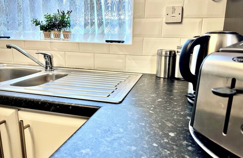 Liverpool House | Cheerful 2 Bedroom Home with Off-road parking