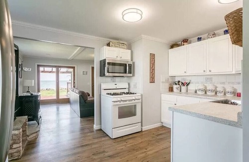 Kent House | Cheerful 2 Bedroom home on Lake Ontario