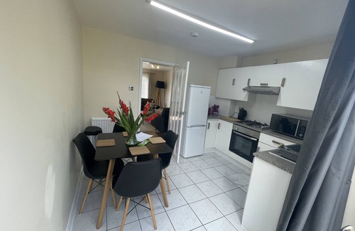 Ilkley House | Cheerful 2-Bedroom Town House with Free Parking, Hot Tub & EV Charger