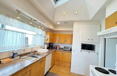 Renfrew-Collingwood House | Cheerful 2 Bedroom with spacious Living & Dining - Central Vancouver