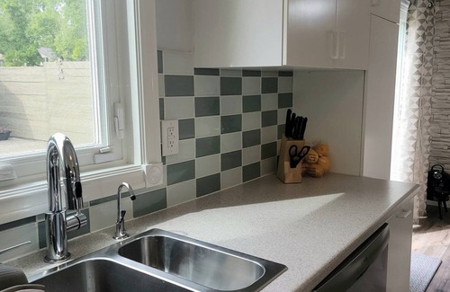 Birds Hill House | Cheerful 2 bedroom with indoor fireplace