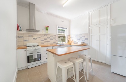 Bendigo House | Cheerful 2 BR 2 BA home opposite friendly cafe/pub