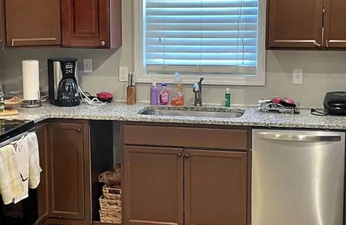 Toddville Road House | Cheerful 3 bed/office home near all things great