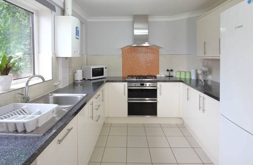 Earley House | Cheerful 3 Bedroom 2 Bathroom Bungalow by CozyNest