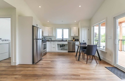 West Quaco Cottage | Cheerful 3 Bedroom Cottage with Views of the Caves