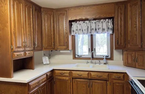 Manitowoc House | Cheerful 3 bedroom home North side of Manitowoc