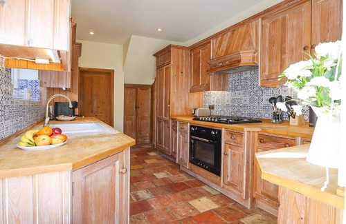 Garden Suburb House | Cheerful 3 bedroom luxury house with garden