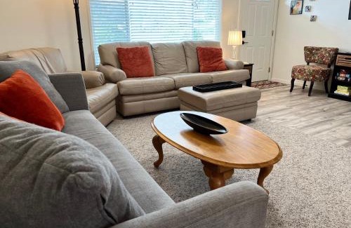 Creswell House | Cheerful 3 Bedroom on a Park 10 Miles from Eugene