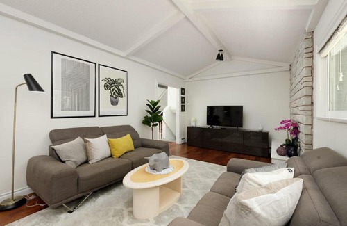 Burnaby House | Cheerful 3 BR beautiful house