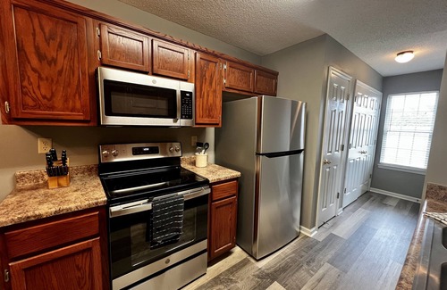 Horn Lake House | Cheerful 3bd/3ba home with Patio & Fireplace!