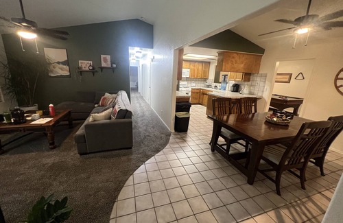 Quartz Hill House | Cheerful 3BR 2BA Sauna: Spa: Pool/P-Pong Table+ More
