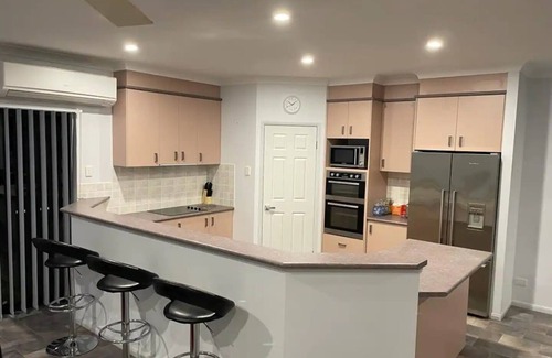 Greenbank House | Cheerful 4-bedroom Acreage Holiday Home