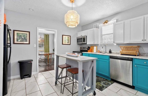 Rosedale House | Cheerful 4 Bedroom Home by KU & 39th St. Shops | 4