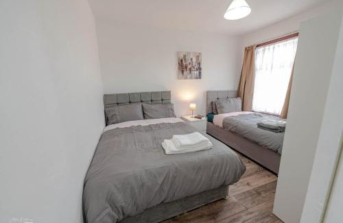 Plumstead House | Cheerful 4 bedrooms home 8 mn to train station