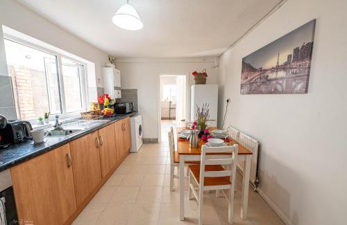 Plumstead House | Cheerful 4 bedrooms home 8 mn to train station