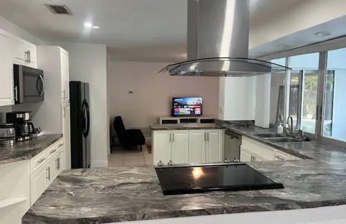 Sunrise House | Cheerful 4bd with pool near Beach Stadium Casino +