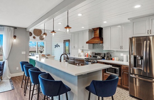 West Salem House | Cheerful 4bed, 2bath deck w/city views PetFriendly!