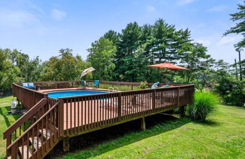 New Kensington House | Cheerful 4BR Chalet with Seasonal Pool, Hot Tub