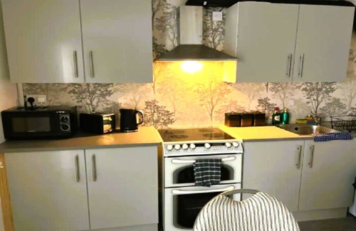 Castle Bromwich House | Cheerful 5 Bedroom Spacious House Waveney Croft. FREE WiFi & Netflix