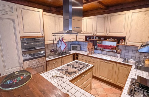 Amatrice Villa | Cheerful 5-bedroom villa with pool and tennis