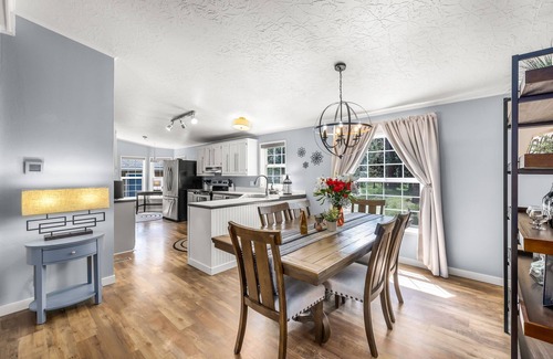 Southwest Bend House | Cheerful and Cozy Home 10 minutes from Downtown Bend…super close to the Old Mill