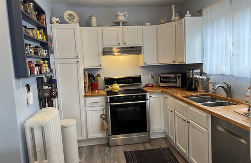 Bryant Pattengill East House | Cheerful and Spacious 4bd 2bath w/Jacuzzi Tub