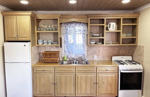 Spanish Wells House | Cheerful Bahamian Pad. Walk to Beaches, Bars, Restaurants, Grocery-Liquor stores