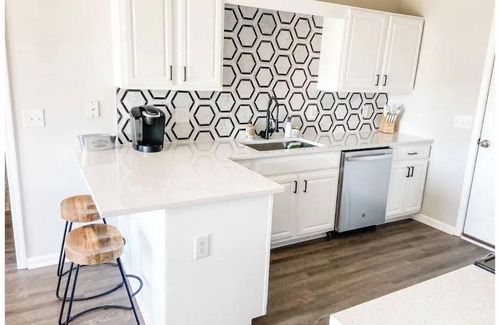 Murraysville House | Cheerful Coastal Cottage, Minutes to the Beaches
