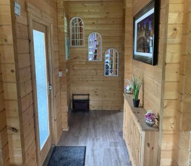 Glin House | Cheerful Cozy Cabin in Countryside