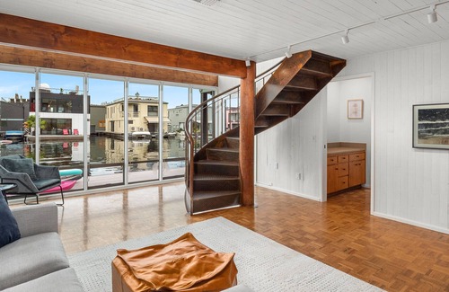 Seattle Boat Rental | Cheerful floating home with hot tub