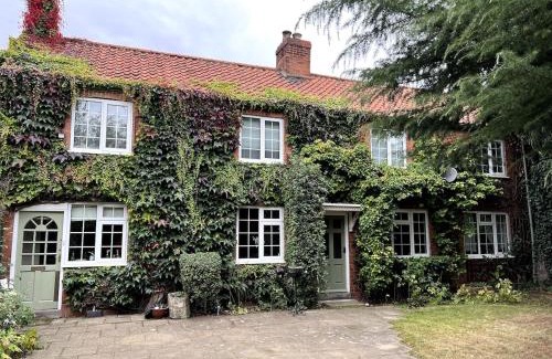 Besthorpe House | Cheerful Four Bedroom Cottage with Spacious Garden