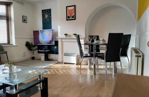 Becontree House | Cheerful Gem of Barking & Dagenham 3 Bedroom House Entire Property