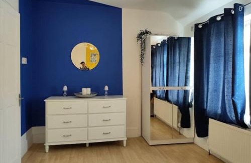 Becontree House | Cheerful Gem of Barking & Dagenham 3 Bedroom House Entire Property