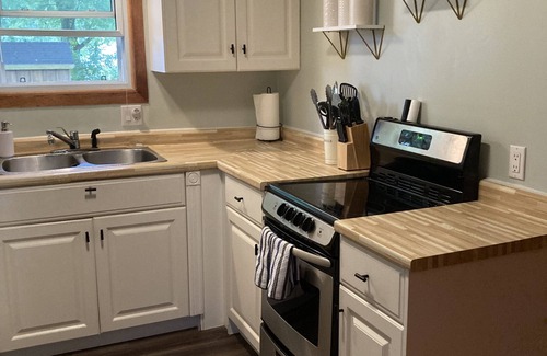 South Huron Cottage | Cheerful Grand Bend cottage steps to the beach!