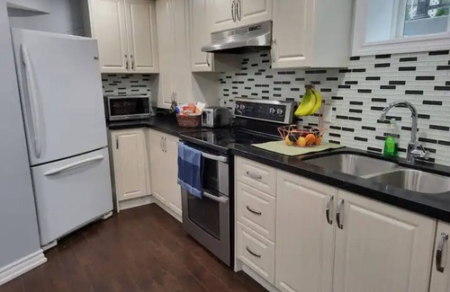 Whitby House | Cheerful & Relaxing 2 Bedroom Apartment with 2 Queen beds,5 mins from ThermeaSPA