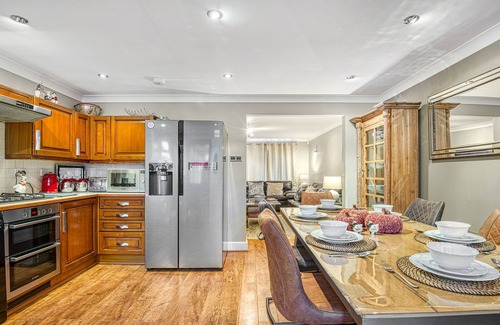 Bourne End House | Cheerful river front town house with parking