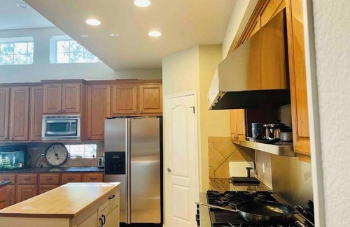Forest Creek House | Cheerful, Sunny☀️ Baller House in Round Rock