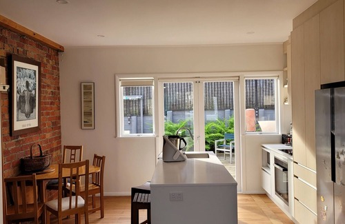 Remuera House | Cheerful sunny house close to waterfront, train, town and OBV