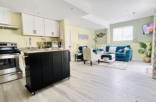 Seven Hills House | Cheerfull 2 bedroom Basement Apartment