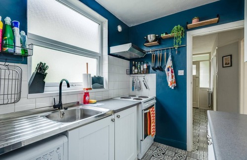 Oxford House | Cheerfull 3-Bedroom Home with parking & garden