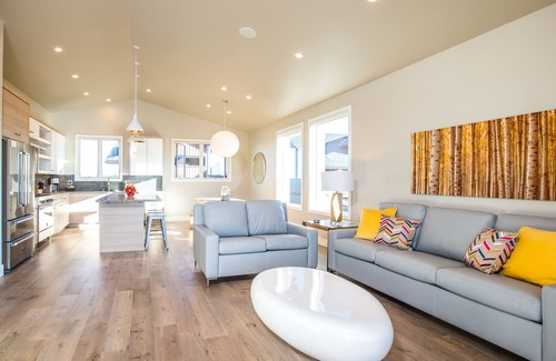 Bend House | CHEERY + bright ~ plush beds ~ resort amenities ~ BBQ ~Bend/Bachelor ~ wifi ~ 🐶