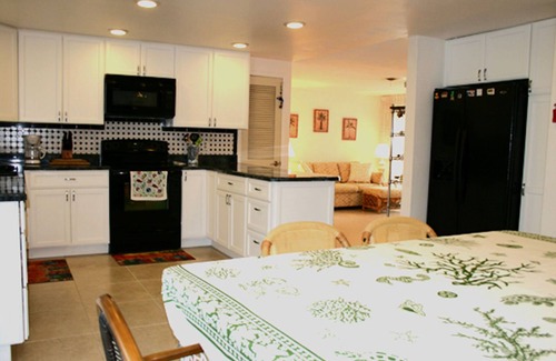 Cearra Del Ray House | Cheery Chimes bright and clean with a pool!