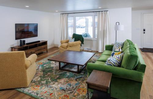 Ashwaubenon House | Cheese Head Hideaway by Simple Life Rentals