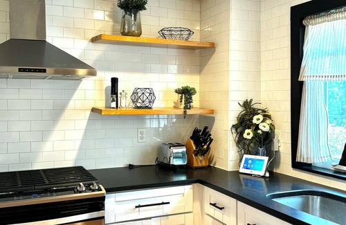 Maplewood House | Chef’s Kitchen & Huge Patio - 2BR 2B - Close to NYC EWR Seton Hall Prudential Ce