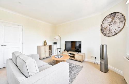 Royal Borough of Kensington and Chelsea Apartment | Chelsea Chic, Quiet, Light Filled, Upscale