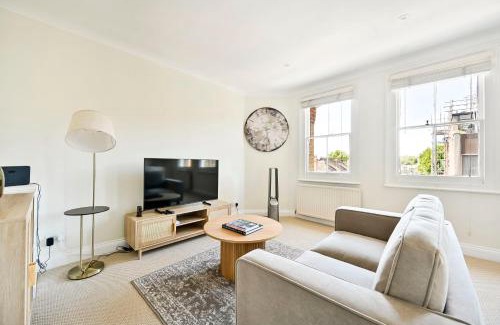 Royal Borough of Kensington and Chelsea Apartment | Chelsea Chic, Quiet, Light Filled, Upscale